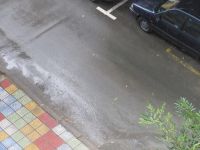 Déšť vytvořil na ulicích kaluže